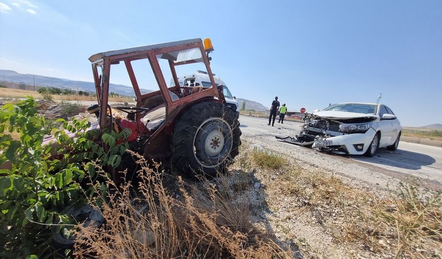 Burdur'da traktörle otomobilin çarpıştığı kazada 5 kişi yaralandı