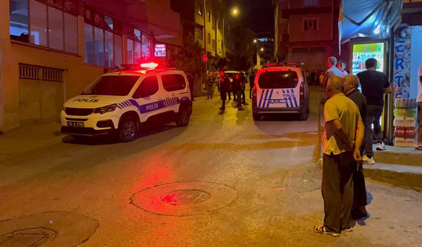 Bursa'da firari hükümlünün yakalanmasını engellemeye çalışan yakınları, polis memurunu yaraladı