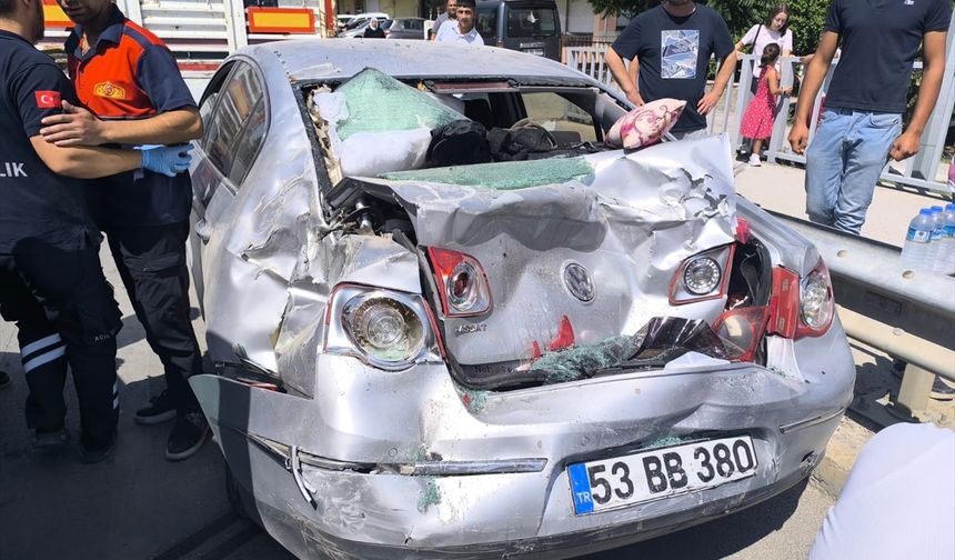 Çorum'da 3 aracın çarpışması sonucu 6 kişi yaralandı