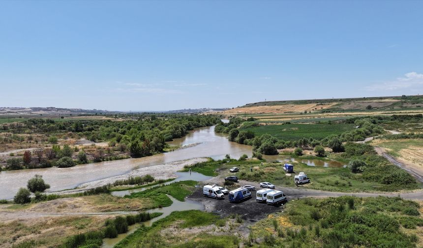 Kardeşini ve yakınını kurtarmak isterken nehirde kayboldu.
