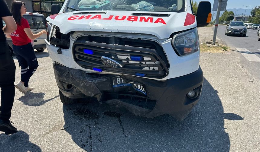 Düzce'de ambulans ile otomobilin çarpıştığı kazada 2 kişi yaralandı