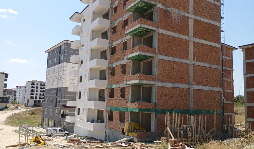 Edirne'de asansör boşluğuna düşen kişi öldü