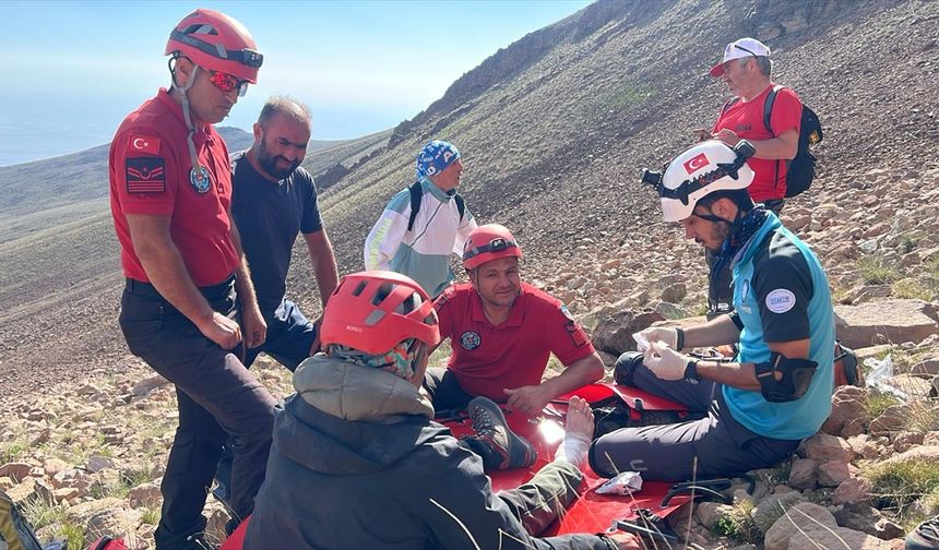 Erciyes Dağı'nda mahsur kalan iki dağcı kurtarıldı