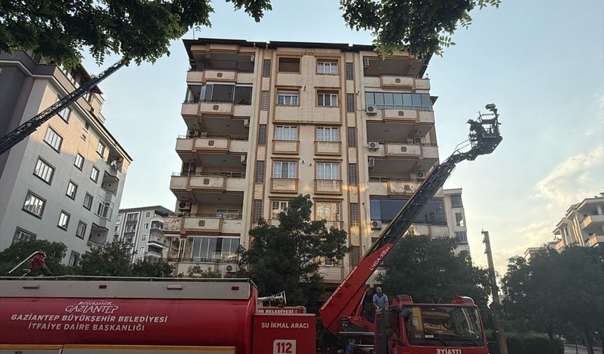 Gaziantep'te apartmanın çatısı yangında hasar gördü