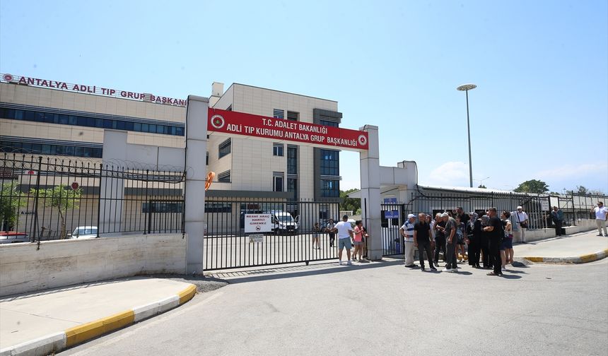 GÜNCELLEME - Antalya'da otomobilin kaldırımda çarptığı üniversite öğrencisi Burdur'da defnedildi