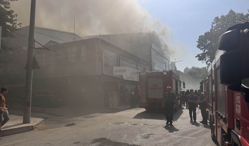 GÜNCELLEME - Bursa'da tekstil mağazasında çıkan yangın kontrol altına alındı