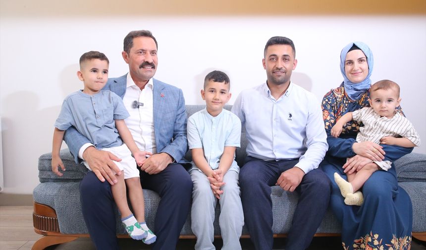 Hatay Valisi Masatlı'dan yeni yuvasına kavuşan depremzede aileye ziyaret