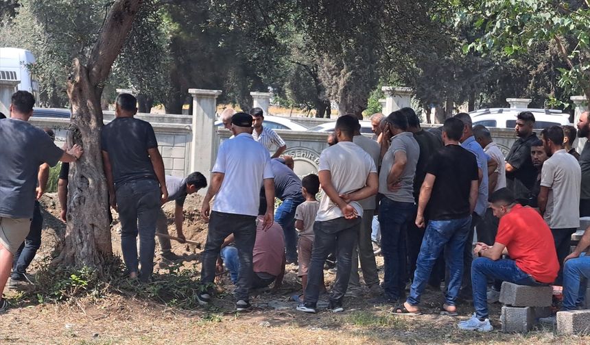 Hatay'da babası tarafından bıçakla öldürülen gencin cenazesi defnedildi