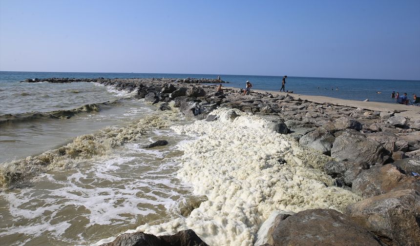Hatay'da deniz kıyısında köpük benzeri tabaka oluştu