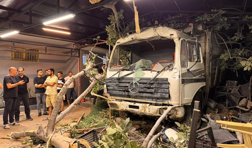 Hatay'da kamyonun restoran bahçesine düşmesi sonucu 2 kişi yaralandı