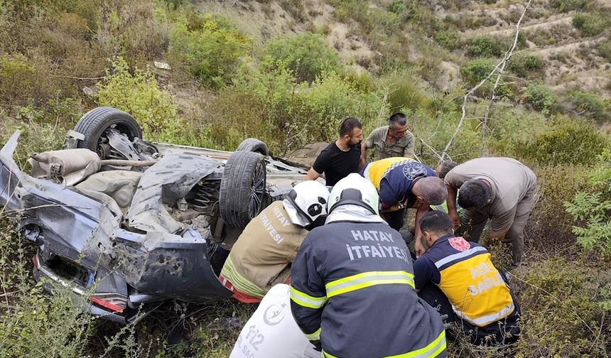 Hatay'da uçuruma yuvarlanan otomobildeki 4 kişi yaralandı