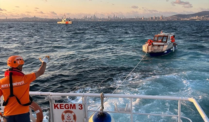 Heybeliada açıklarında sürüklenen tekne kurtarıldı