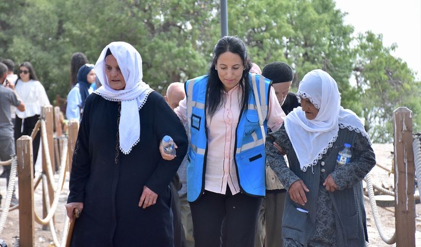 Huzurevi sakinleri Van'ın tarihi ve doğal güzelliklerini keşfediyor