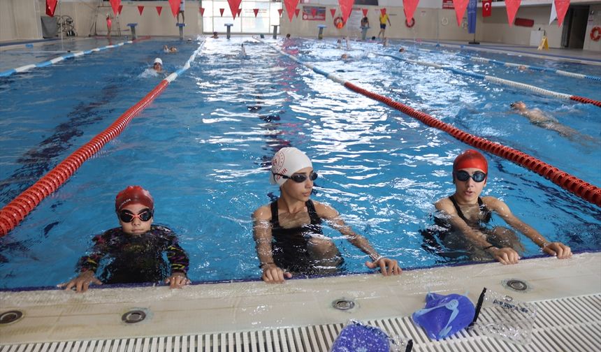 Iğdır'daki yüzme havuzlarında 8 yılda yaklaşık 30 bin kişi yüzme öğrendi