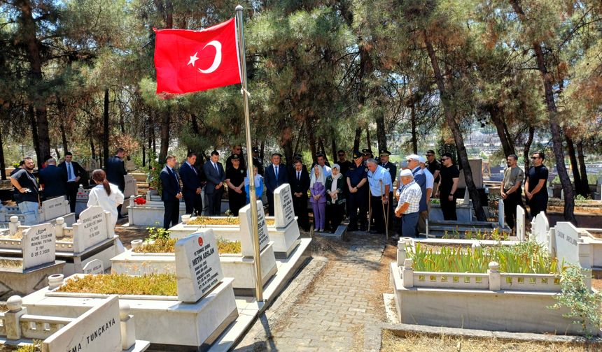 Karabük'te 15 Temmuz şehitleri Metin Arslan ve Barış Efe mezarları başında anıldı