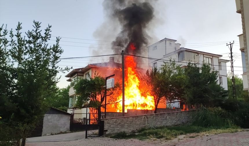 Karabük'te 3 katlı müstakil evde çıkan yangın söndürüldü