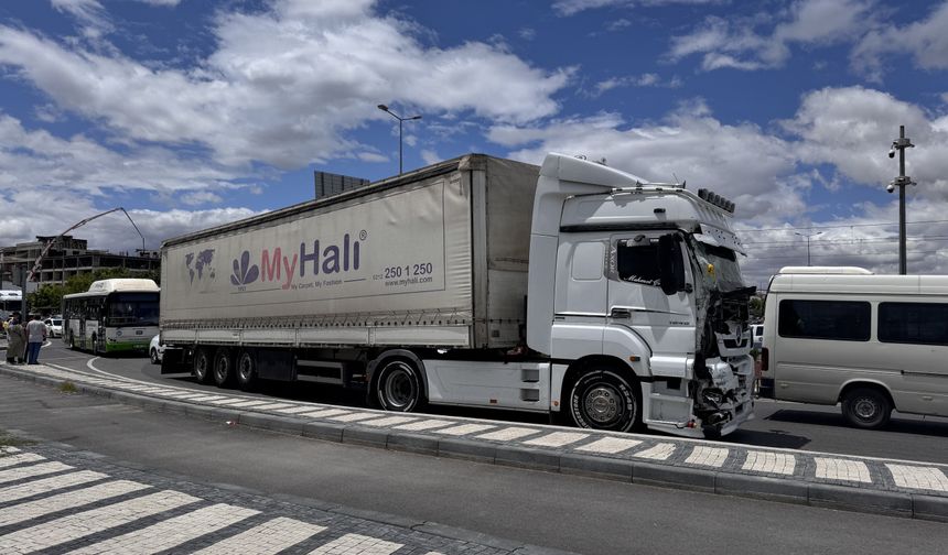 Kayseri'de tır, halk otobüsü ve SUV tipi aracın çarpıştığı kazada 8 kişi yaralandı