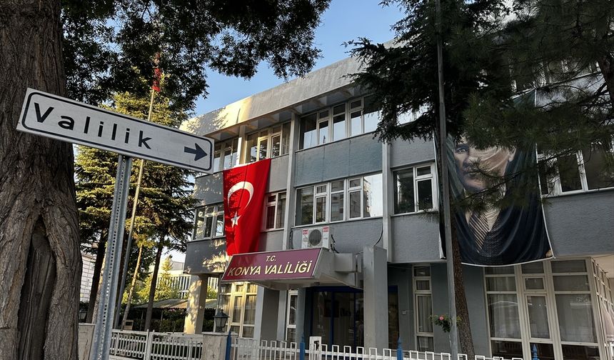 Konya'da kamu binalarına 'Terörsüz Türkiye'ye destek için Türk bayrakları asıldı