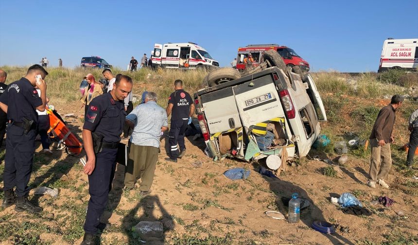 Konya'da tarım işçilerini taşıyan minibüs devrildi, 15 kişi yaralandı