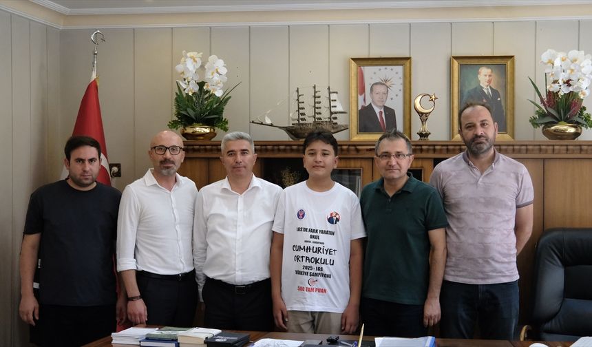 LGS sınavında tam puan alan öğrenci düzenli çalışıp kitap okuyarak başarılı oldu