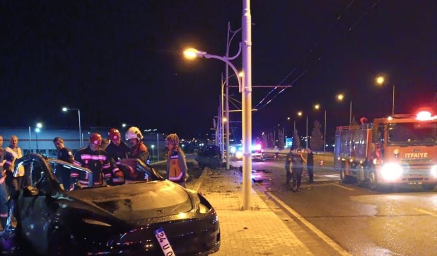 Malatya'da direğe çarpan otomobildeki 2 kişi hayatını kaybetti