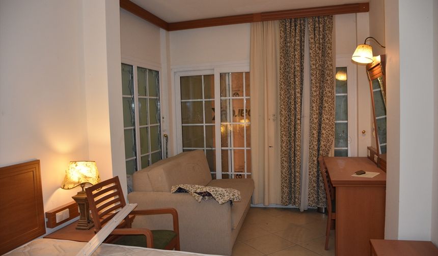 Marmaris'te darbecilerin 15 Temmuz'da zarar verdiği otel odasındaki izler muhafaza ediliyor