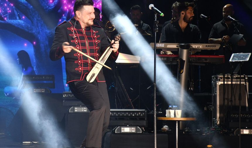 Müzisyen Ekin Uzunlar, Harbiye'de konser verdi