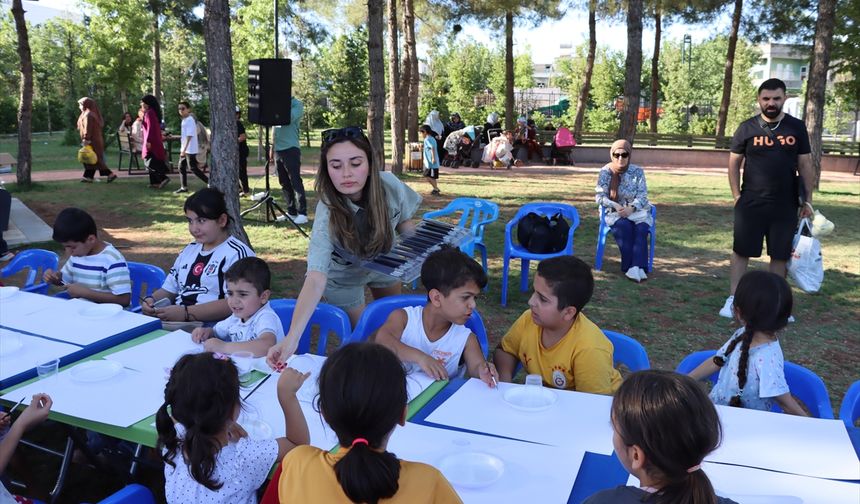 Ressam Melis Doğan Mardin'de çocuklarla resim yaptı