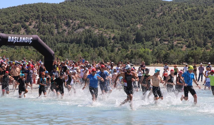 Salda Gölü'nde triatlon heyecanı yaşandı
