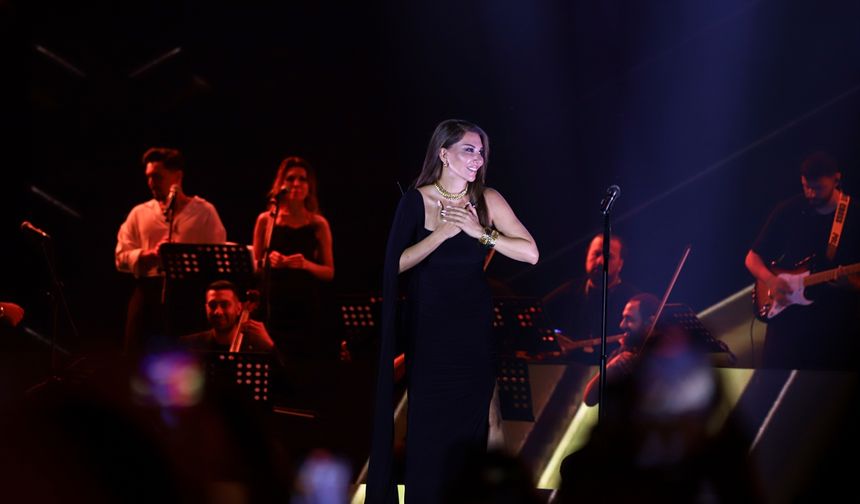 Şarkıcı Ebru Yaşar Van'da konser verdi