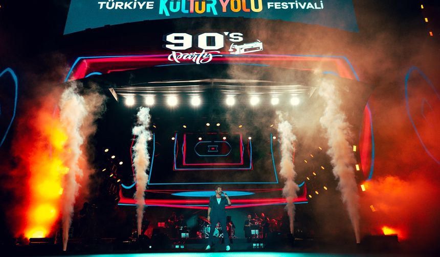 Şarkıcı Gökhan Tepe, Van Kültür Yolu Festivali'nde konser verdi