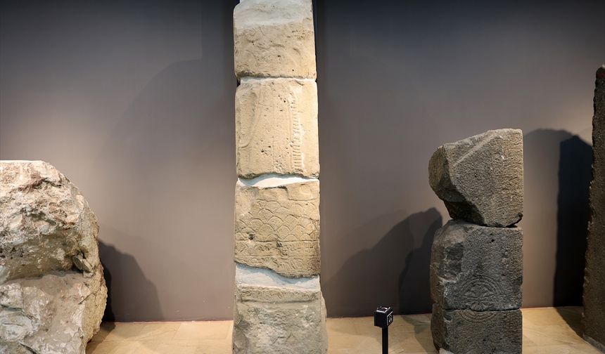 Sivas Arkeoloji Müzesinde sergilenen stelde, Hititlerden 4 kuşağa ait bilgiler yer alıyor