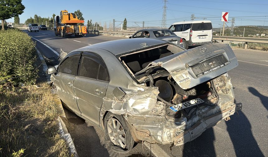 Sivas'ta bariyerlere çarpan otomobildeki 2 kişi yaralandı