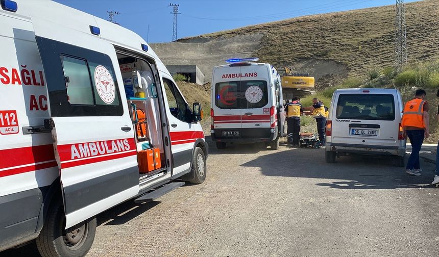 Sivas'ta göçük altında kalan 2 işçi yaralandı
