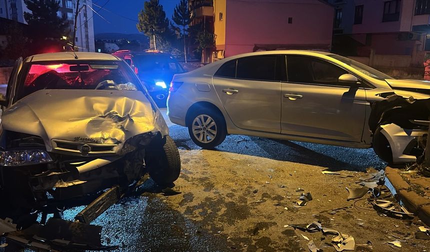 Sivas'ta iki otomobilin çarpıştığı kazada 6 kişi yaralandı