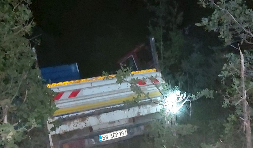 Sivas'ta şarampole devrilen kamyondaki 3 kişi yaralandı