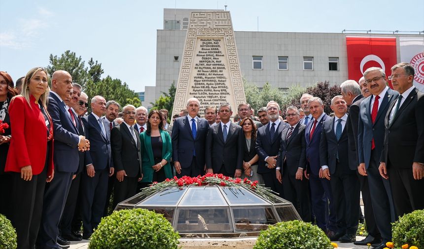 TBMM Başkanı Kurtulmuş, 15 Temmuz'da Meclis'te bombalanan alanlara karanfil bıraktı