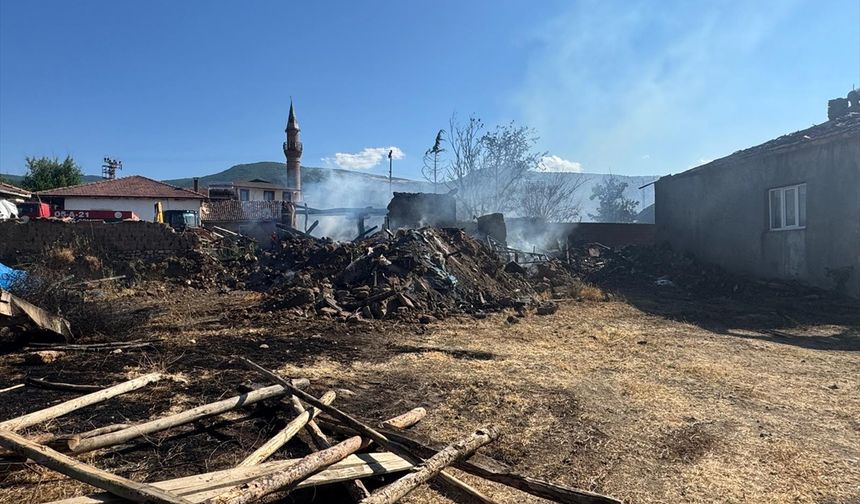 Tokat'ta çıkan yangında 1 ev ile 2 ahır kullanılamaz hale geldi
