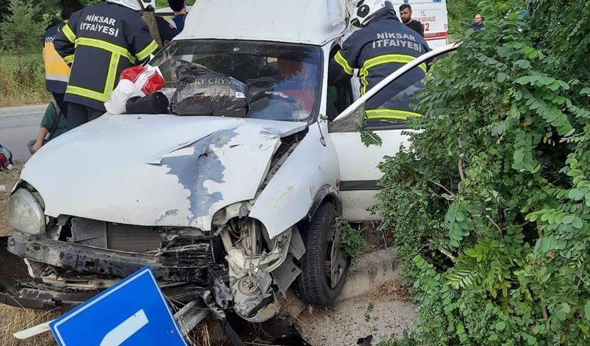Tokat'ta hafif ticari araç ağaca çarptı, 4 kişi yaralandı