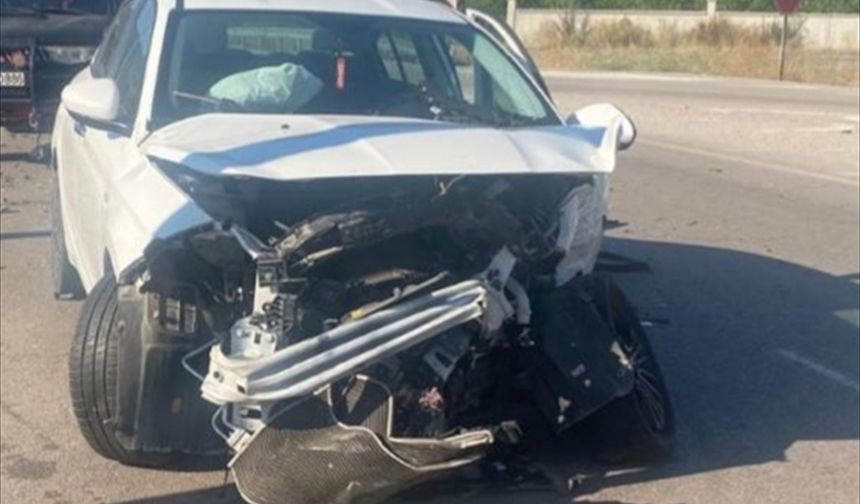 Tokat'ta iki otomobilin çarpıştığı kazada 6 kişi yaralandı