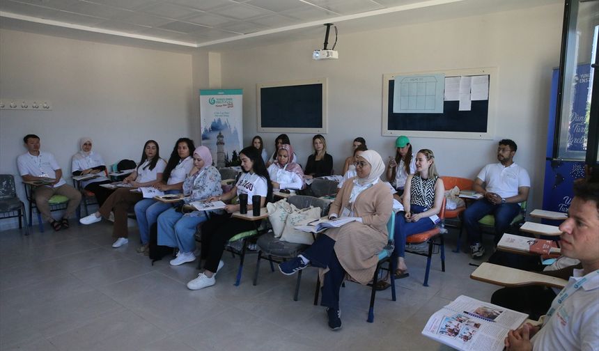 Tokat'ta Yunus Emre Enstitüsünün yaz okullarına katılan yabancı öğrenciler Türkçe öğreniyor