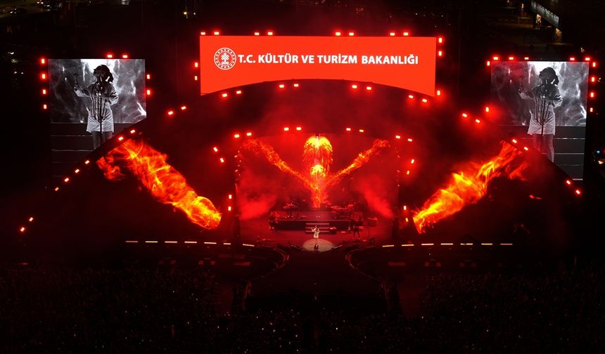Trabzon Kültür Yolu Festivali'nde Fatma Turgut konser verdi