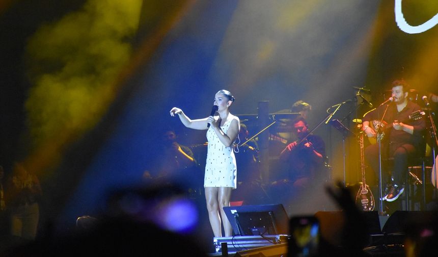 Trabzon Kültür Yolu Festivali'nde şarkıcı Merve Özbey sahne aldı