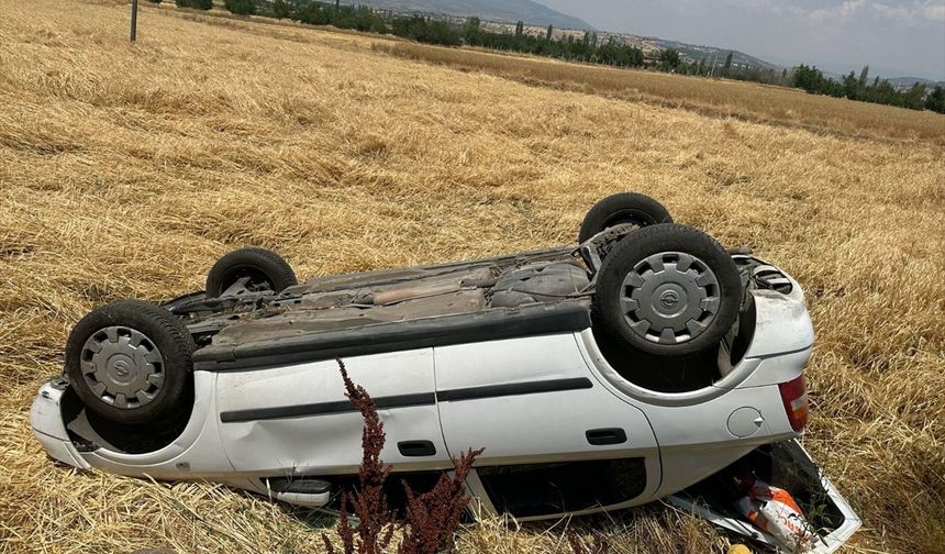Uşak'ta tarlaya devrilen otomobildeki 3 kişi yaralandı