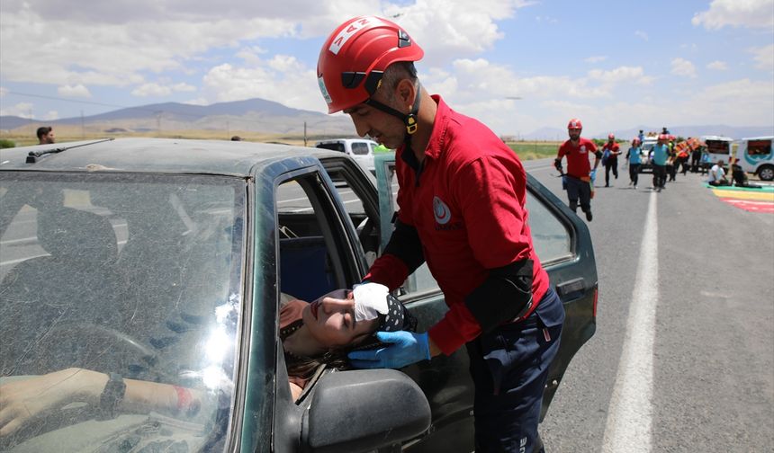 Van'da gerçeğini aratmayan trafik kazası tatbikatı