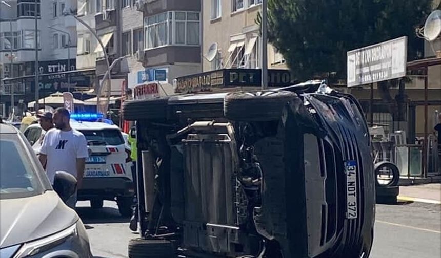 Yalova'da bir aracın 2 otomobile çarptığı anlar güvenlik kamerasında