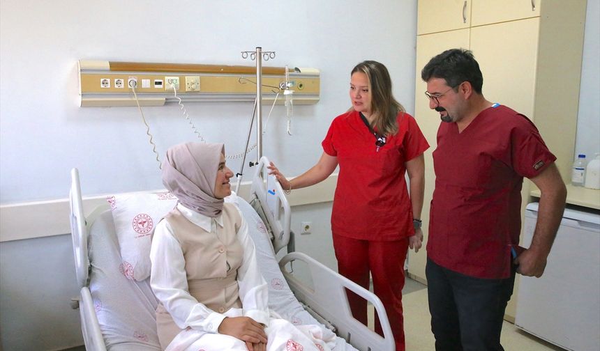 Yanlış yerdeki paratiroit ve boynundaki kanserli tiroit bezlerinden 6 saatlik operasyonla kurtuldu