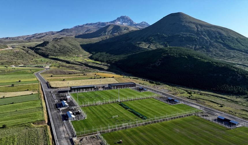 Yerli ve yabancı futbol takımları, yeni sezon hazırlıkları için Erciyes'i tercih ediyor