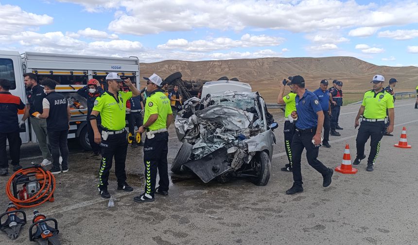 Yozgat'ta otomobil ile kamyonun çarpıştığı kazada 3 kişi öldü, 2 kişi yaralandı
