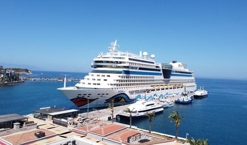 'Yüzen oteller', Kuşadası'na 9 bin 350 turist getirdi